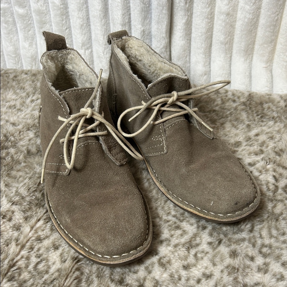 Studio Ink gum sole taupe suede chukka boots with a faux fur lining men’s size 8